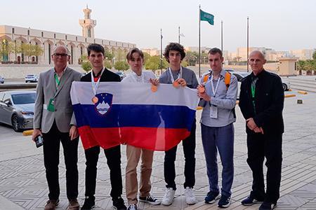 Filip Zver z bronasto medaljo z 56. mednarodne kemijske olimpijade