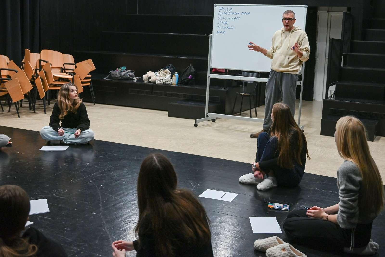 Svobodno gledališče med fikcijo in resničnostjo – Drugajanje